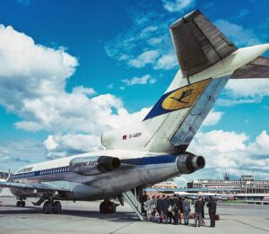 Boeing 727 ve arka kapısından binen yolcular