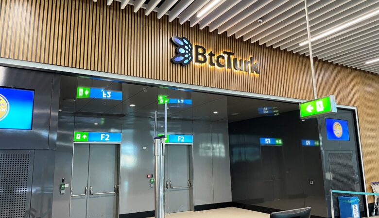 İGA Havalimanı - BtcTurk Reklamı