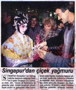 Singapur Çin Tiyatro Ekibi, Kapalıçarşı'da orkide dağıtırken (31 Ekim 1987)