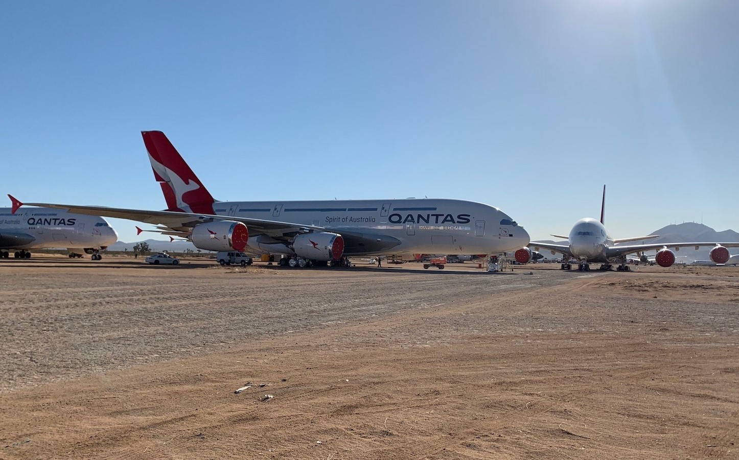 Kaliforniya çöllerinde park edilmiş Qantas A380'leri