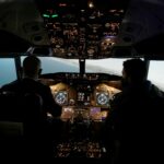 Pilotlar, simülatör eğitiminde.