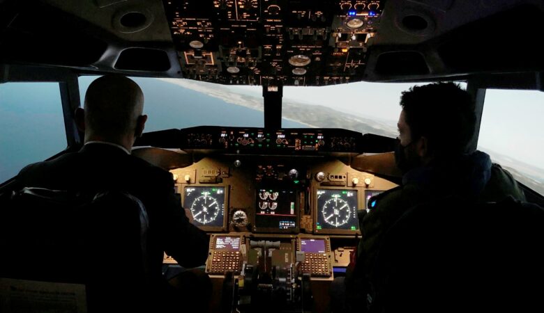 Pilotlar, simülatör eğitiminde.