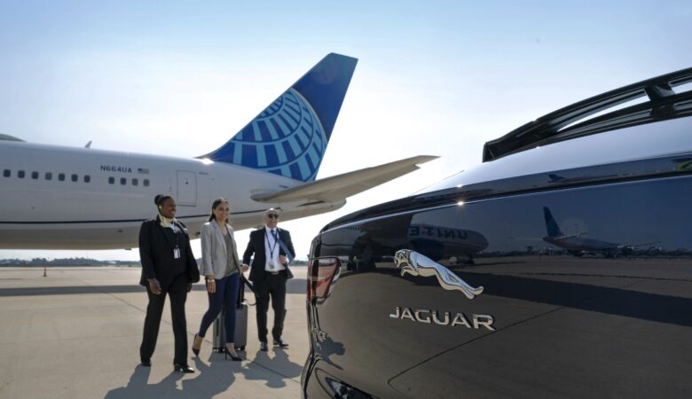 United Airlines ve Jaguar, kapıdan kapıya elektrikli araç hizmeti başlattı.