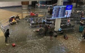 Auckland Havalimanı'ndaki sel baskını (Ocak 2023)