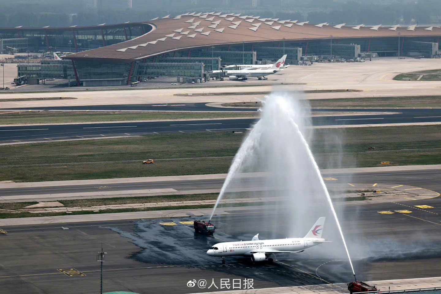 Çin Üretimi Comac C919 Tipi Uçak, İlk Ticarî Uçuşunu Yaptı