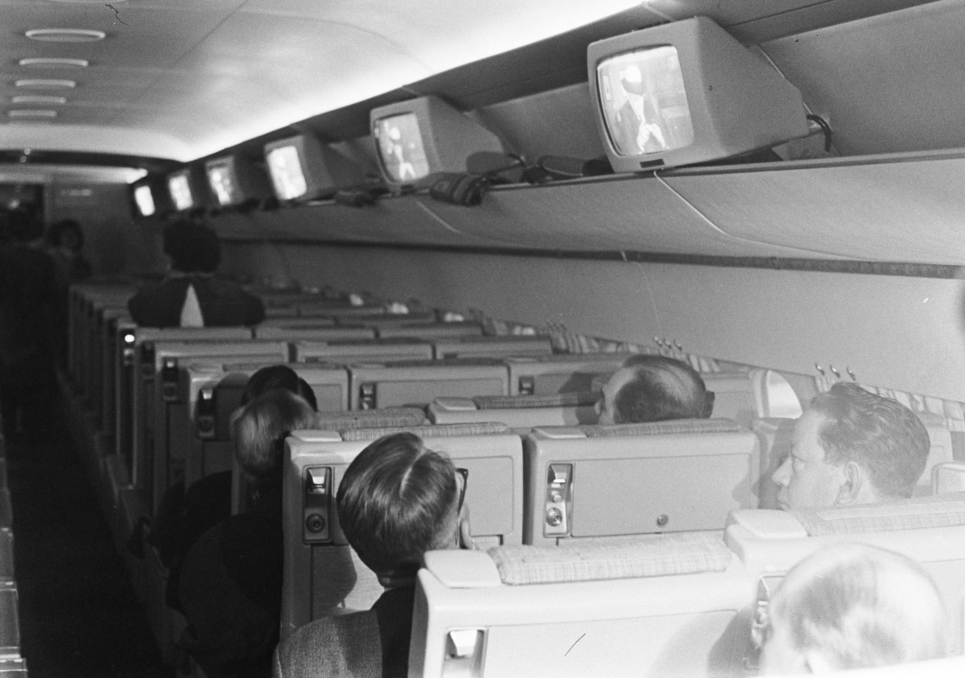 KLM'in DC-8 tipi uçağında TV keyfi (1964)