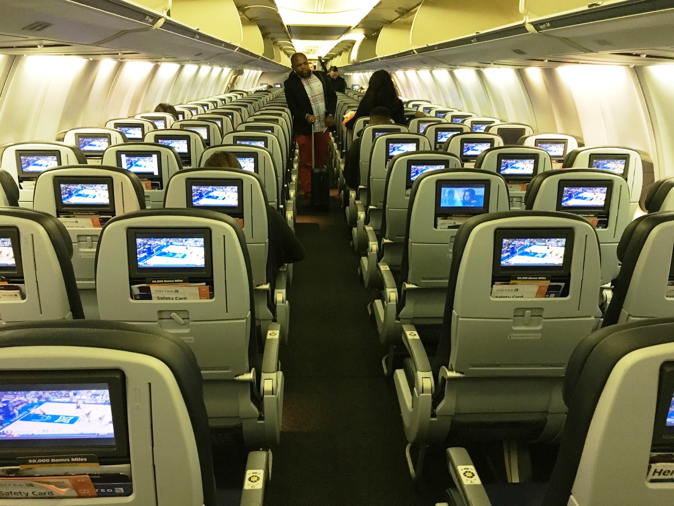 United, Koltuk Arkalarında Kişiye Özel Reklam Yayınlıyor