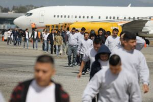 ABD, Kaçak Göçmenleri Sınır Dışı Ediyor