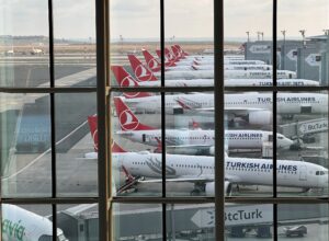 İstanbul İGA Havalimanı'nın "D" İskelesine Yanaşmış THY Uçakları