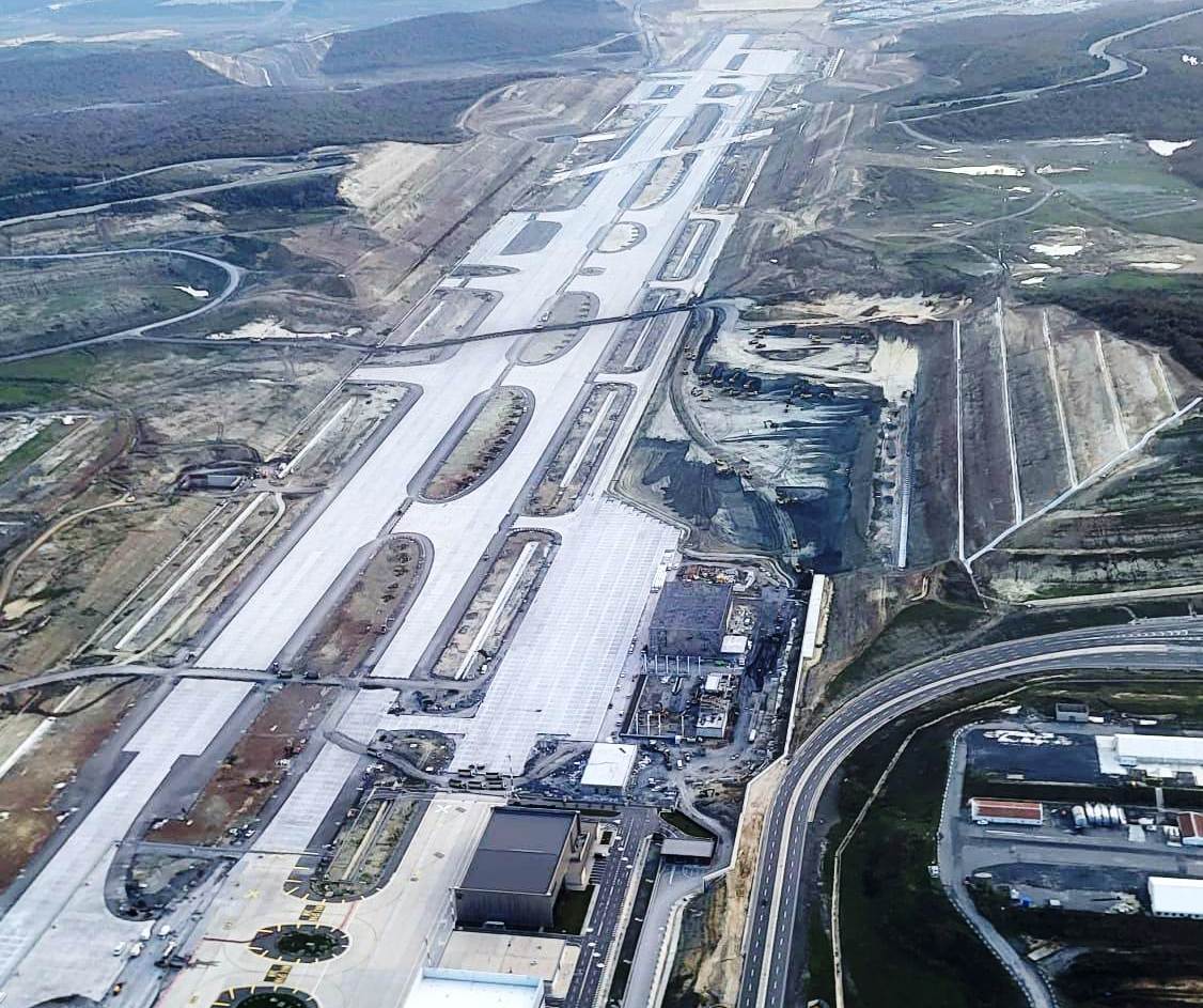 İstanbul İGA Havalimanı x Doğu-Batı Pisti