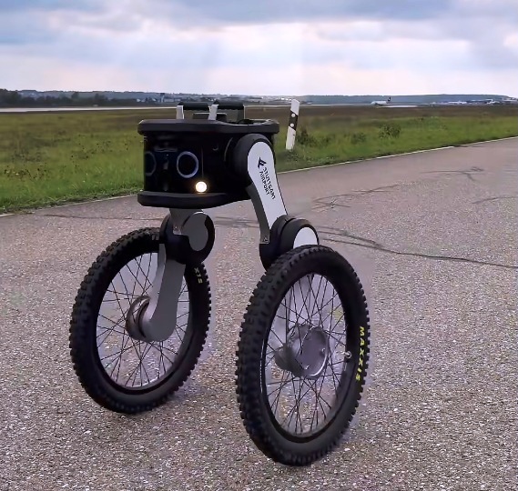 Stuttgart Havalimanı’nın Çevresinde, Robotlar Devriye Atıyor