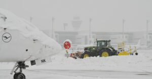 Münih Havalimanı'nda yoğun kar yağışı