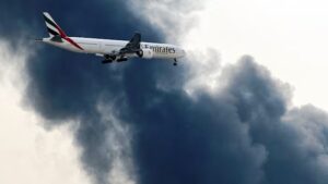 Bir Emirates uçağı Dubai Havalimanı'na iniyor