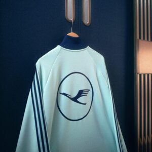 Lufthansa, First Class yolcularına eşofman hediye edecek.
