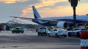 THY'nin Boeing 777'si Antalya'da direğe çarptı