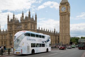 Hibrit uçuşun reklamı, Londra'nın meşhur iki katlı otobüsleriyle yapıldı. (Temmuz 2026)