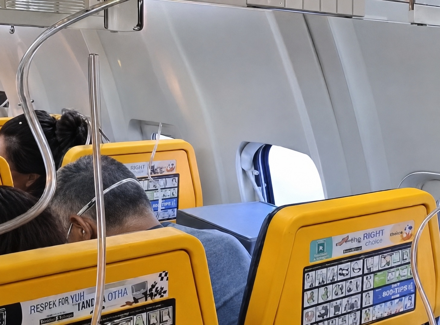 Ryanair Uçağının Camı Parçalandı