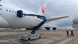 JAL, uçak yıkamada robot kullanacak.