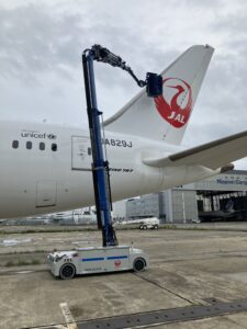 JAL, uçak yıkamada robot kullanacak.